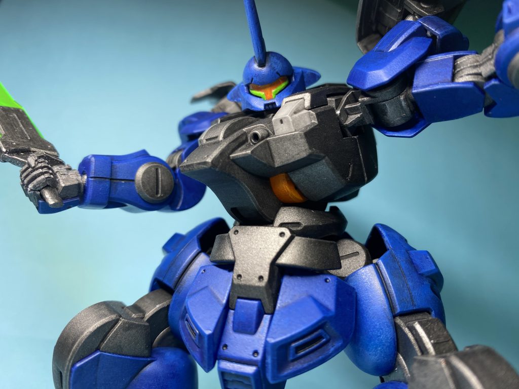 青い部分はいったんブルーマイカをスプレーした後、アクリル筆塗りで濃淡を付けています。