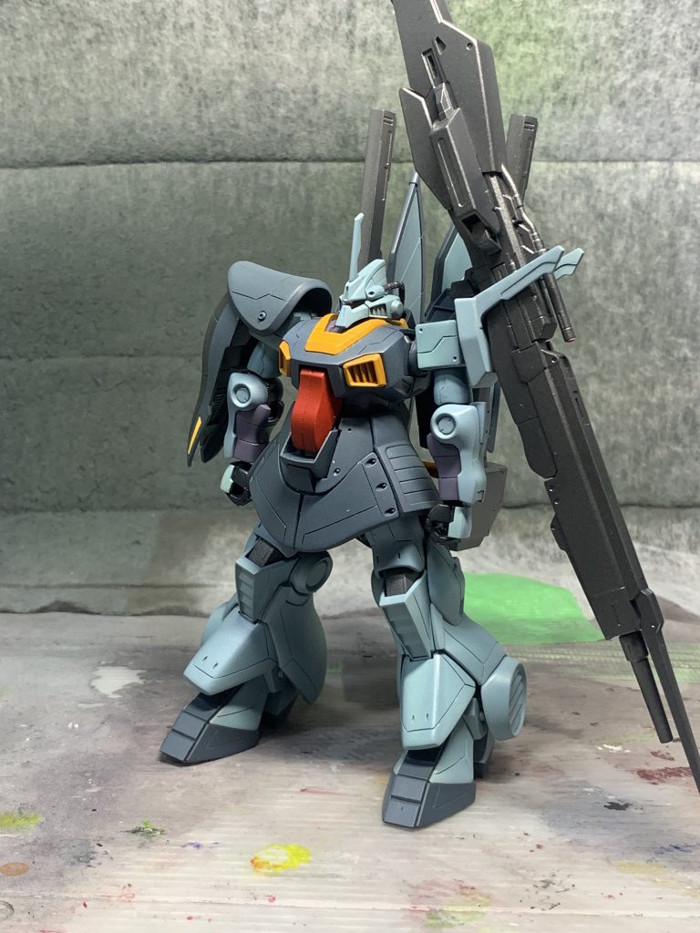 ファレホ塗装後、ポリウレタンバーニッシュ吹いてから仮組みした状態、ちょっとメリハリが無いのでその後、濃紺部はシャドー吹きしてその他はスミ入れ、膝などの部分塗装、肘と膝内側にエッチングパーツ貼り付けました。