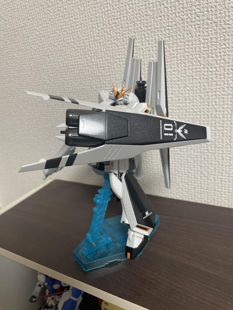 「しまった！シールドを！」演習相手からのビームライフルにとっさに反応してシールドを出し防ぐ。するとその防御に対する危険を感じて心配したモニカは指示を出す。「エリック！そのシールドは武器を兼ねているんだ防御には極力使わないで！ビームなら胸部装甲にIフィールドが搭載されているから慌てないで対応して！！」ビームライフルの攻撃をシールドで防ごうとするとモニカから通信で指摘をされてしまった。(シールドなのに…)「何か文句でもあるの！？」「何もないよ…あはは…」エリックは心のなかで少しだけ文句を言ったのだがモニカをニュータイプかと思うような察知をされエリックはただ苦笑いするのだった。