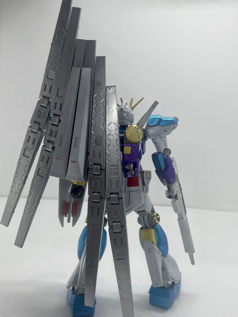 シルバーとゴールドはガンダムマーカーで塗装しました。塗装直後はテカテカでメッキ調でしたが、だんだんと曇ってきた気が。