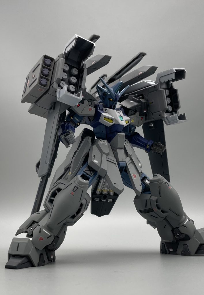 私は上側のハッチに指をかけて、ゆっくりめくり上げると薄暗いコンテナの中で恥ずかしそうにこちらを見つめるミサイルを見て胸が切なくなった突き動かす衝動に駆られて早くその全貌を拝みたいところだが、焦れば向こうの思う壺私はだんだんと早くなってゆく鼓動音を全身で感じながら、それを悟られまいと深呼吸をした後に、下側のハッチに触れるか触れないか程度の力加減で爪を引っ掛け・・・ソレを下げ降ろしたふぅ・・・ハッチオープンそれは、世の男達が最もキュンとする瞬間である←