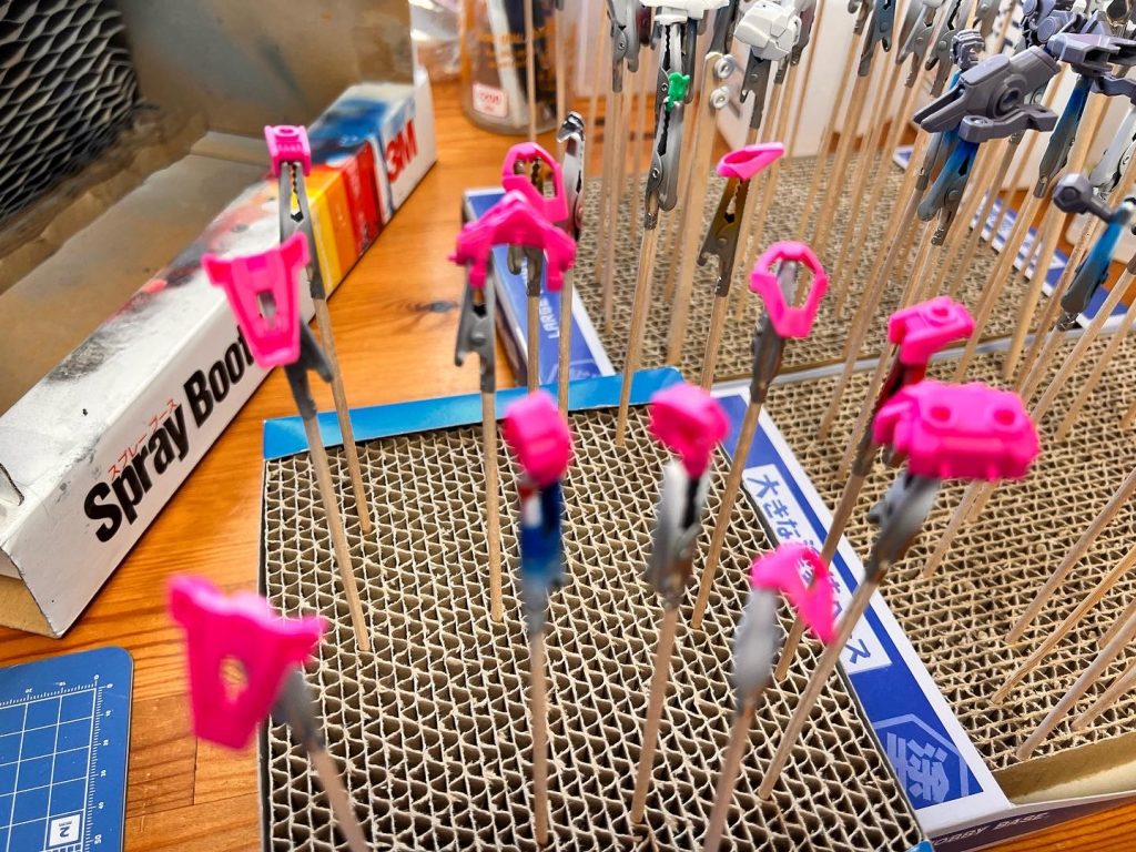 これが成型色ですが、少し赤を強くしたかったけと赤入れすぎました😃