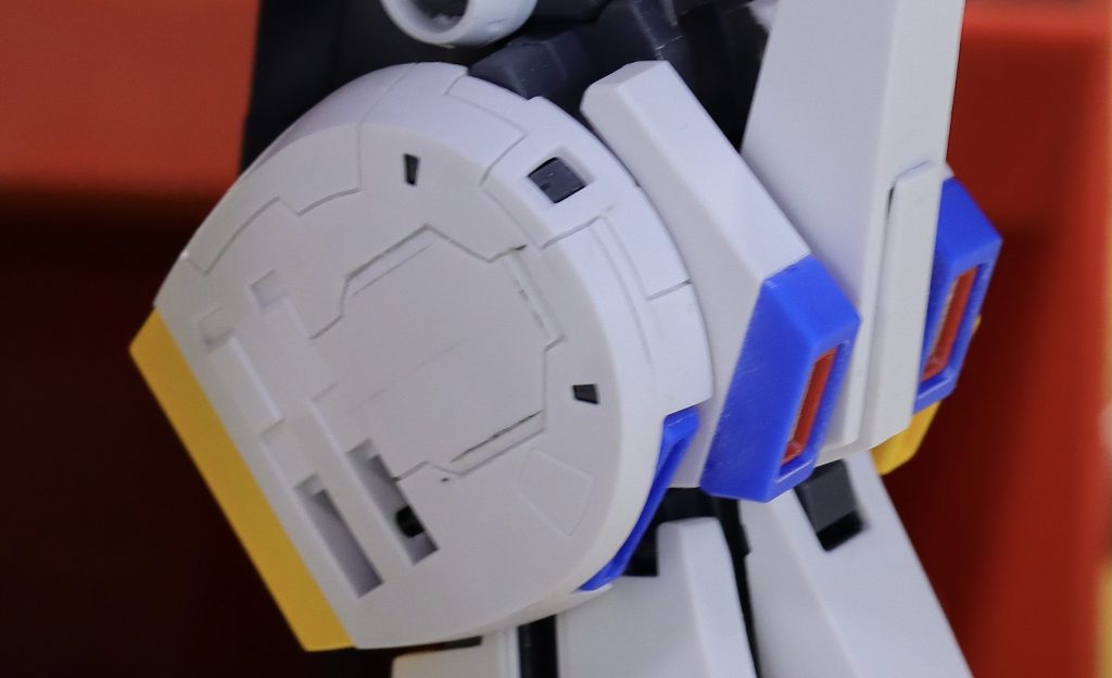 タガネ、ノミなどを使って全身に彫り込み