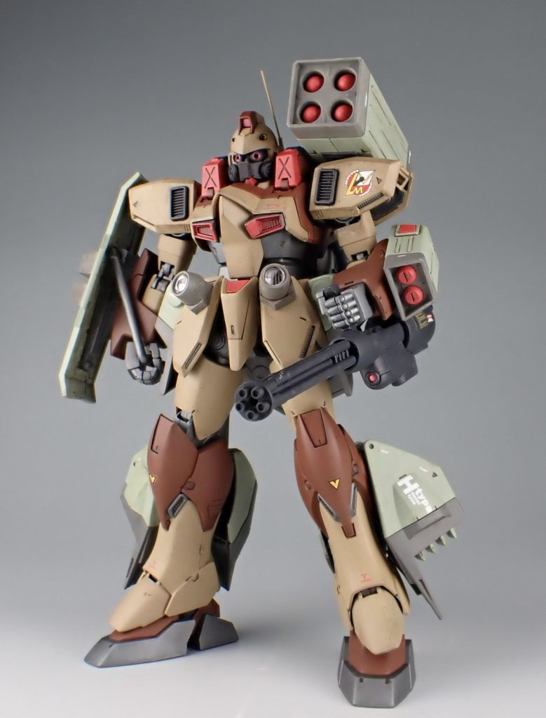 正面。失敗してもいいように、頭部はノーマルガンイージのものを改造。そのまま上手くいったので使用しています。アンテナを真鍮線に変更。