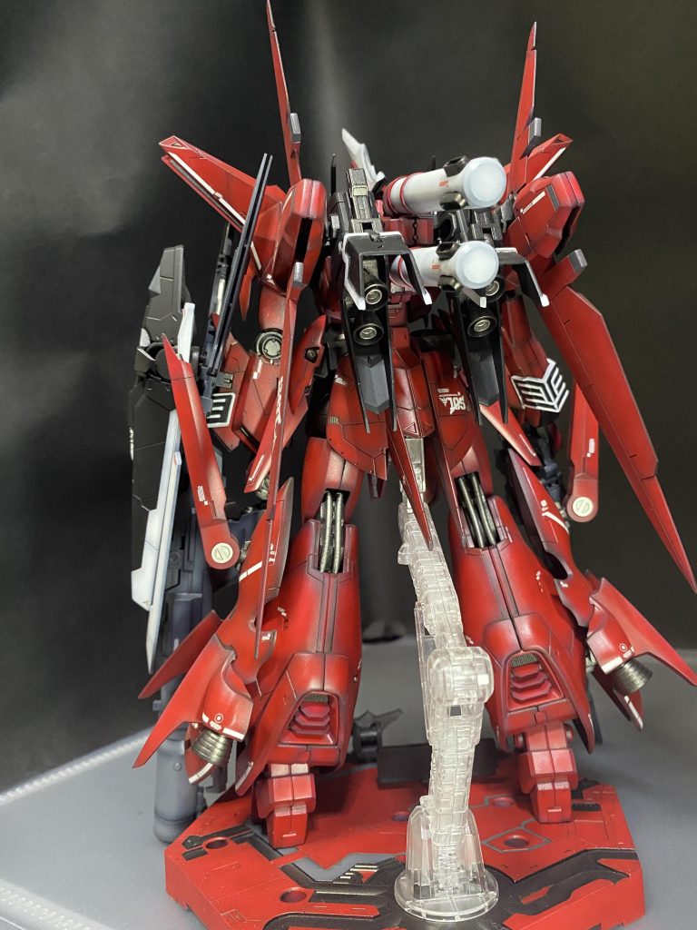 バックパック:バウのままだと弱そうだからタンクをビルダーズパーツを幅詰めしたのに変更。バーニアもビルダーズパーツに変更。バーニアカバーをビルダーズパーツを加工して取り付けた。関節:動力パイプをスプリングに変更。ダクトにプラ板追加。