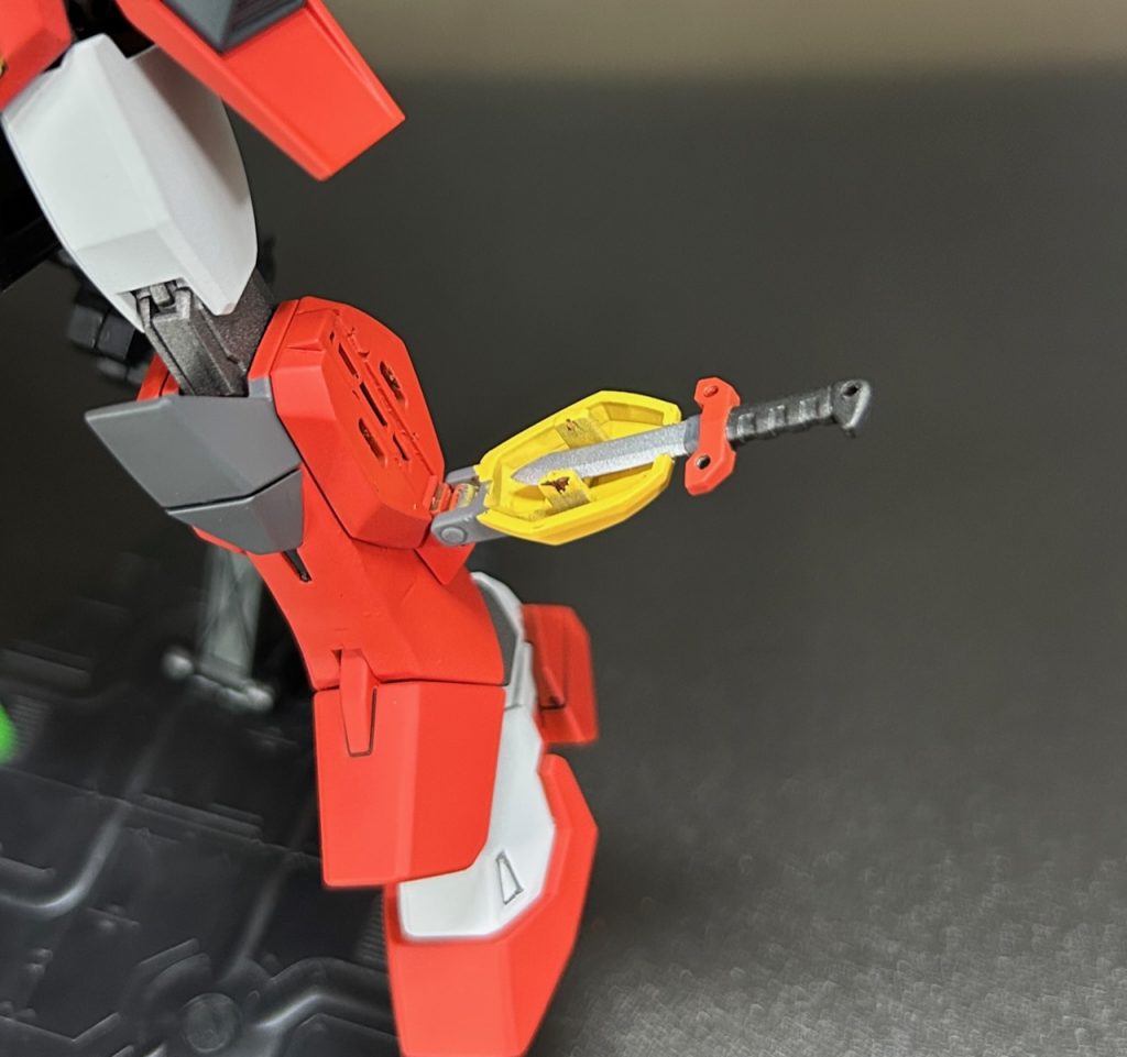 脚部のアーマーシュナイダーは固定のモールドを削り落とし、サイズ調整した物を直接取り外し出来るように加工しています。