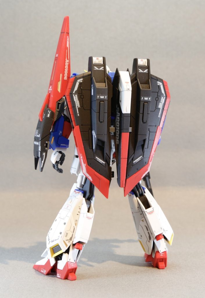 足の側面のディテールはモールドのエッジが立っててスミが綺麗に入ります。