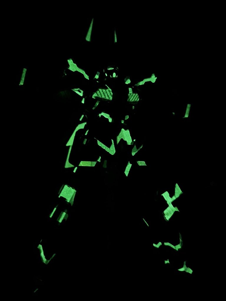 蓄光スプレーなので1時間くらいはブラックライト当てなくても光り続けます