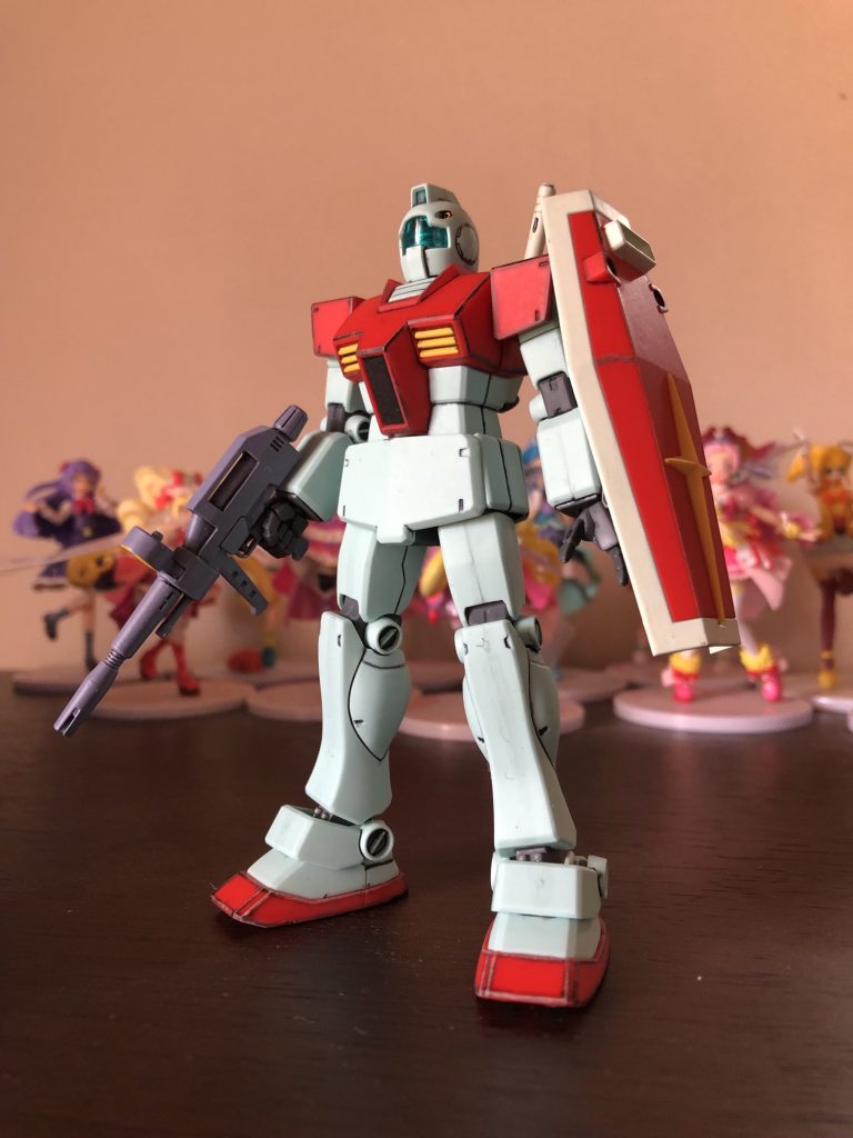 「うわーすげーガンダム!」「いっぱいあるぅ!」「・・・でもなんかガンダムと違うみたい」というのはチビ3人組のセリフですが。HGUC的に言えばガンダムよりも前の発売のジムでして、プロポーションはHGUCガンダムとよく似ていますが、関節可動フォーマットはだいぶ違います。「ジムはガンダムを簡略したもの」とは当初の設定ですが、何もプラモデルまで簡略化しなくても・・・とは思いました(笑)