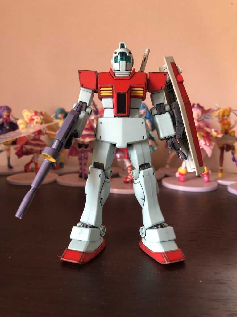 フロントビュー。やっぱりビームライフルは似合ってないね(笑)ジム本体は全くの素組みです。カメラアイの透明パーツの裏にアルミテープの細切りを貼ったくらいです。ビームライフルは出所不明のモノです。たぶん雑誌の付録かなんかのおまけキットでスーパーナパームとかビームジャベリンがセットになってたやつだったかと。やや寸法が大きめです。普通のHGUCガンダムのビームライフルの方がバランスは良さそうです。