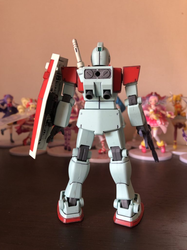 リアビュー。個体差なのか、度重なる再販のせいなのか。結構合わせ目がズビビっと出ます。最初に発売されたころはこんなに目立たなかった気がしますが。基本成形色ですが、足首等関節や足の裏のパッド、首の付け根等のニュートラルグレー、頭部バルカン砲のイエロー、頭部リアカメラのメタリックグリーン、ビールライフルのミディアムブルー等の塗装はしてます。肩アーマーや腰アーマーの裏などの見える部分はブラックでつぶしています。あと意外と忘れがちですが、ジムのシールドの縁の部分とビームサーベルはガンダム同様ホワイトなので、設定に準じた塗装をしています。