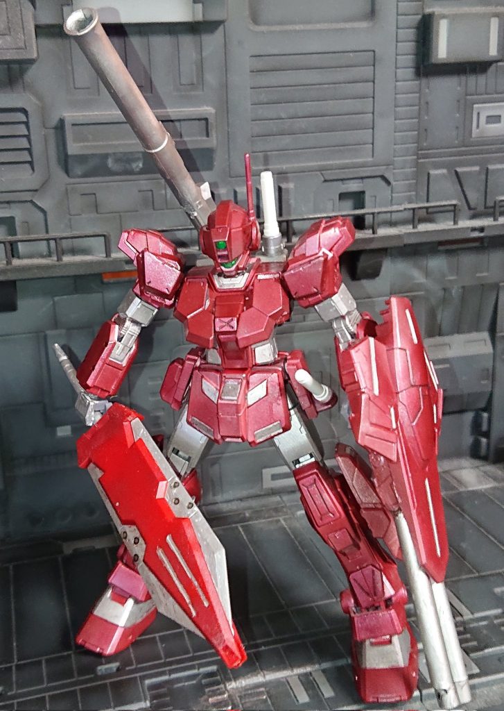 ビームソードは中距離砲撃時は畳んで手持ちのシールドとして使用