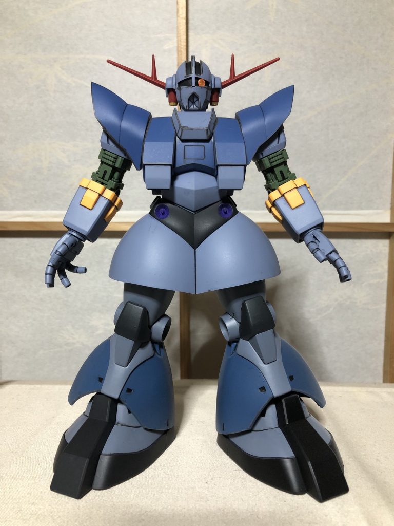 フロントビュー。まぁ見ての通り「王道」です(笑)　男らしく(?)MGリックドムの足をポン付けです。ディテール変更もせず、ホントにポン付けです。取り付け方法については実に簡単、古めのHGUCについてくるポリキャップPC-116版のAポリキャップをMGリックドムのポリキャップに押し込みます。いわば「ダブルポリキャップ」(わかりずれぇ･･･)　多少ぐらつきはセロテープの細切りで調整しました。