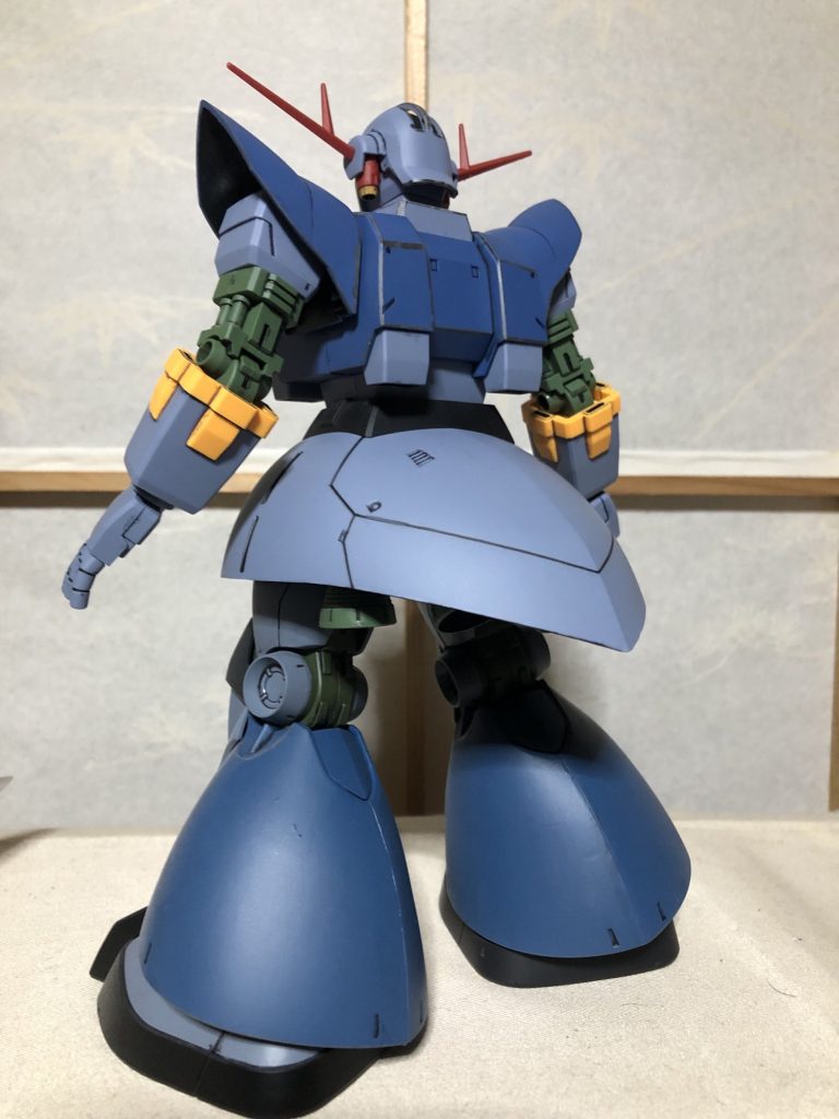 リア斜め後ろ。実際のパーフェクトジオングの設定資料ではやや足が長めのプロポーションですが、1/100リックドムをポン付けすることでサッキー竹田の機体に近いプロポーションになってます。MS形態としてみるとこっちの方が安定してMSらしくみえるかな、と。ジオング本体(上半身)は成形色+部分塗装にしてます。足のブルーやダークシーグレーは成形色に近づけて調合しましたが、やや赤みが足りなかったかな、と反省。あとやっぱしリックドムそのままじゃなくて、少しディテールでも足せばよかったかな、とこれまた反省。