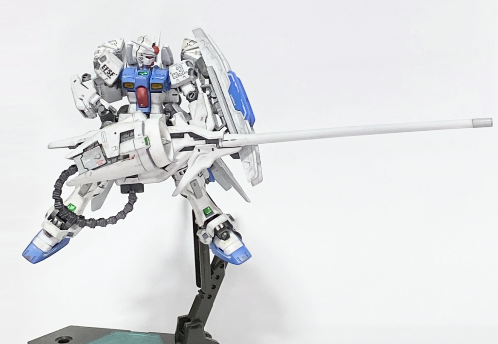 砲は両手持ちも可能。こういう時二つ折りになるシールドは便利ですね。見ればわかるかもしれませんがシスクードのIフィールド・ランチャーをリスペクトしています。