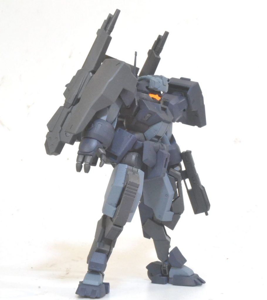 肩パーツはディランザで左肩の箱はセラヴィーです。肩変更で個性をだそうと色々ジャンクパーツを試しましたが、デザイン面やディテール過多のため、どうしても手持ちのパーツでは浮いてしまったのでもったいないですけど買ったばかりのディランザ一般機を使いました。水星の魔女キットは適度なディテールと面構成が今どきぽくていいですね。