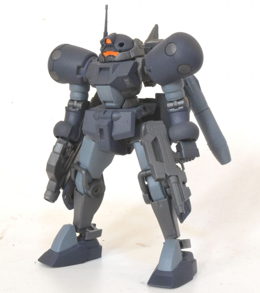 ■空間戦モードチュチュ先輩の釘バットに似た棍棒だけ欲しくてデスアーミーを買ったのですが、手足を付けてみたら意外といい感じだったので今回のパーツ換装仕様にしました。肩の丸いところに姿勢制御用のバーニアが格納されているという設定です。(作ってません)※汎用機っぽく、わざと弱そうに立たせています。
