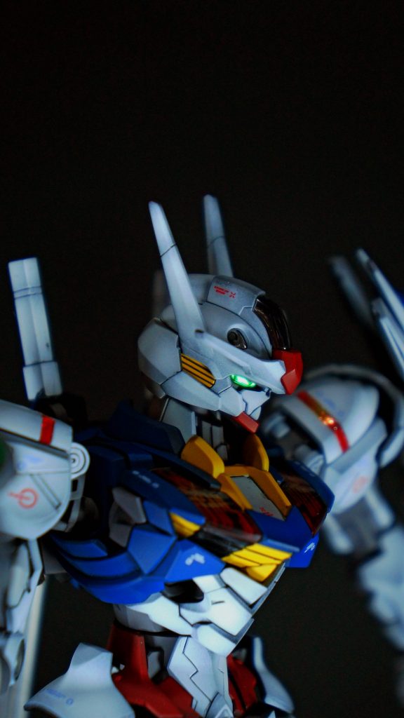 ツインアイや肩の発光部分はホイルシール上にUVレジンを塗ってキラリとさせています。