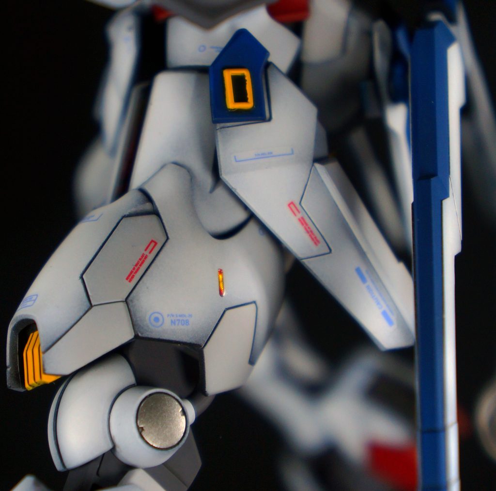 太もも前面とビットステイヴにスジボリ追加してます。ビットステイヴはシールド時の取り付け穴が目立っていたので、プラ板とディテールアップパーツでふたを作りました。合わせ目は段落ちモールド化しています。