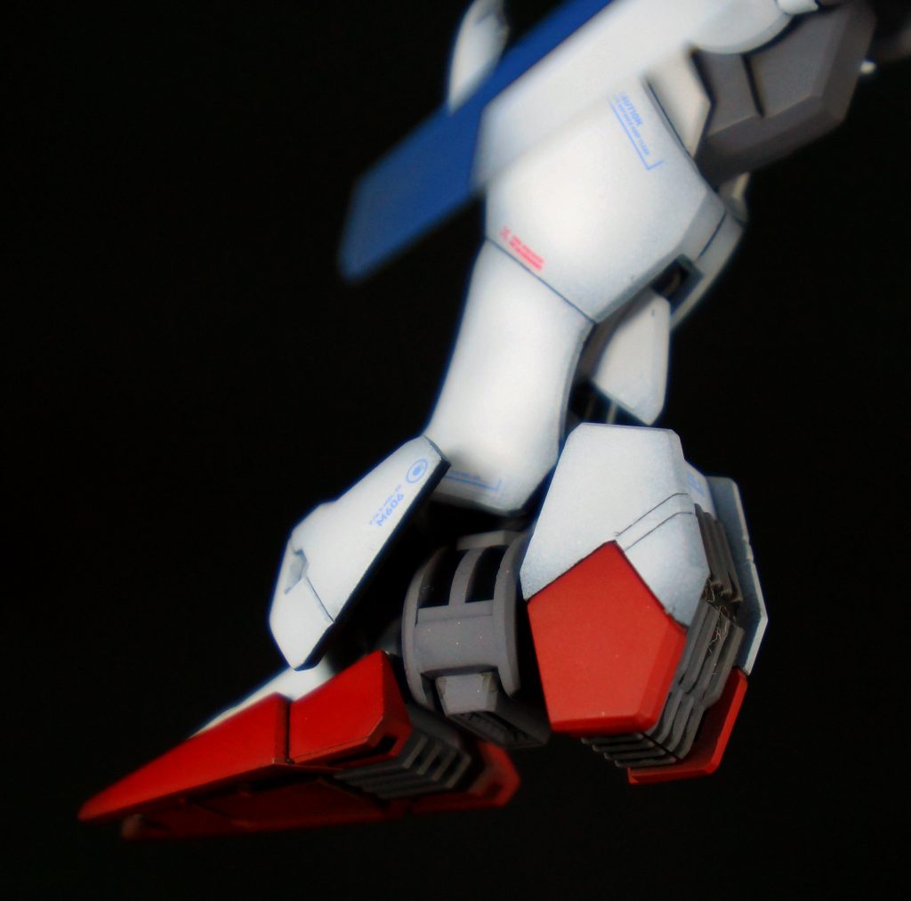 ふくらはぎ裏の肉抜き穴にはプラ板でフィンのようなディテールを追加。足関節の肉抜きはプラ板とスラスターでディテール化。足裏の肉抜きは手抜きです。