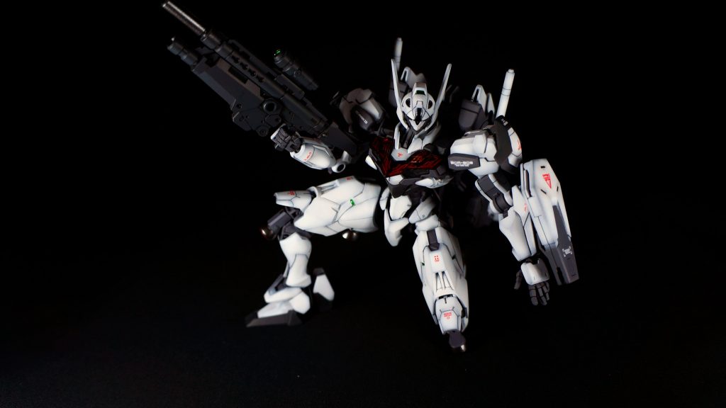 塗装は外装各部にグレーの塗り分けがあったので、フレームも外装も一度ガイアノーツ メカサフヘビーを塗って、マスキング後外装はMr.Color GX クールホワイトにほんの少し黒を混ぜた色でグラデーション塗装しています。暗めのグレーはティターンズブルー1です。ルブリスは本当にきれいに膝立ちできますね。