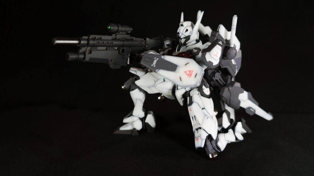 グラデーション塗装時にホワイトの希釈が足りず濃かったため、塗膜がザラザラになってしまい、その上から墨入れしたので、パネルラインの周辺にも墨がにじんで、汚い感じになってしまいました。特にシールド部分。塗料の希釈は難しいです。バーニアはガイアノーツ スターブライトアイアンで塗ってます。メタリック塗装は苦手でしたが、これでもかというくらい薄めたことで、そこそこうまく塗れたと思っています。