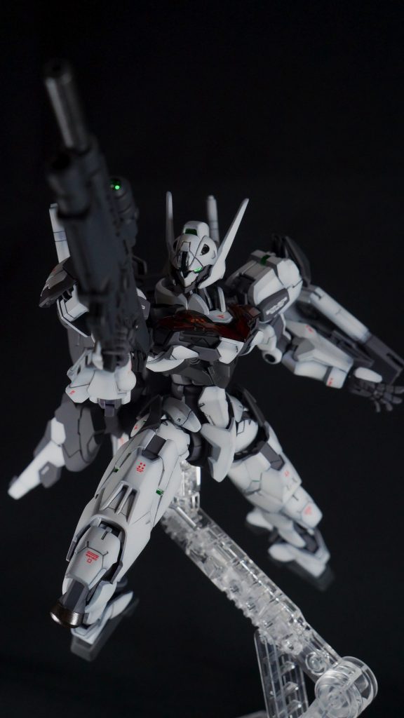 ツインアイや肩、太もものグリーン部分はメタリックテープの上にUVレジンを塗っています。