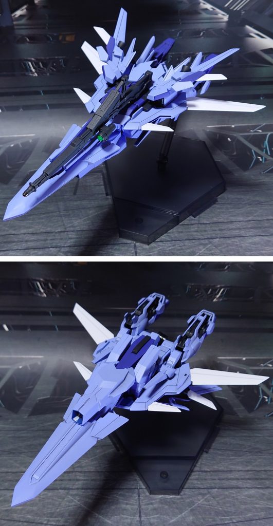 ウェイブライダー形態の上からと下から。