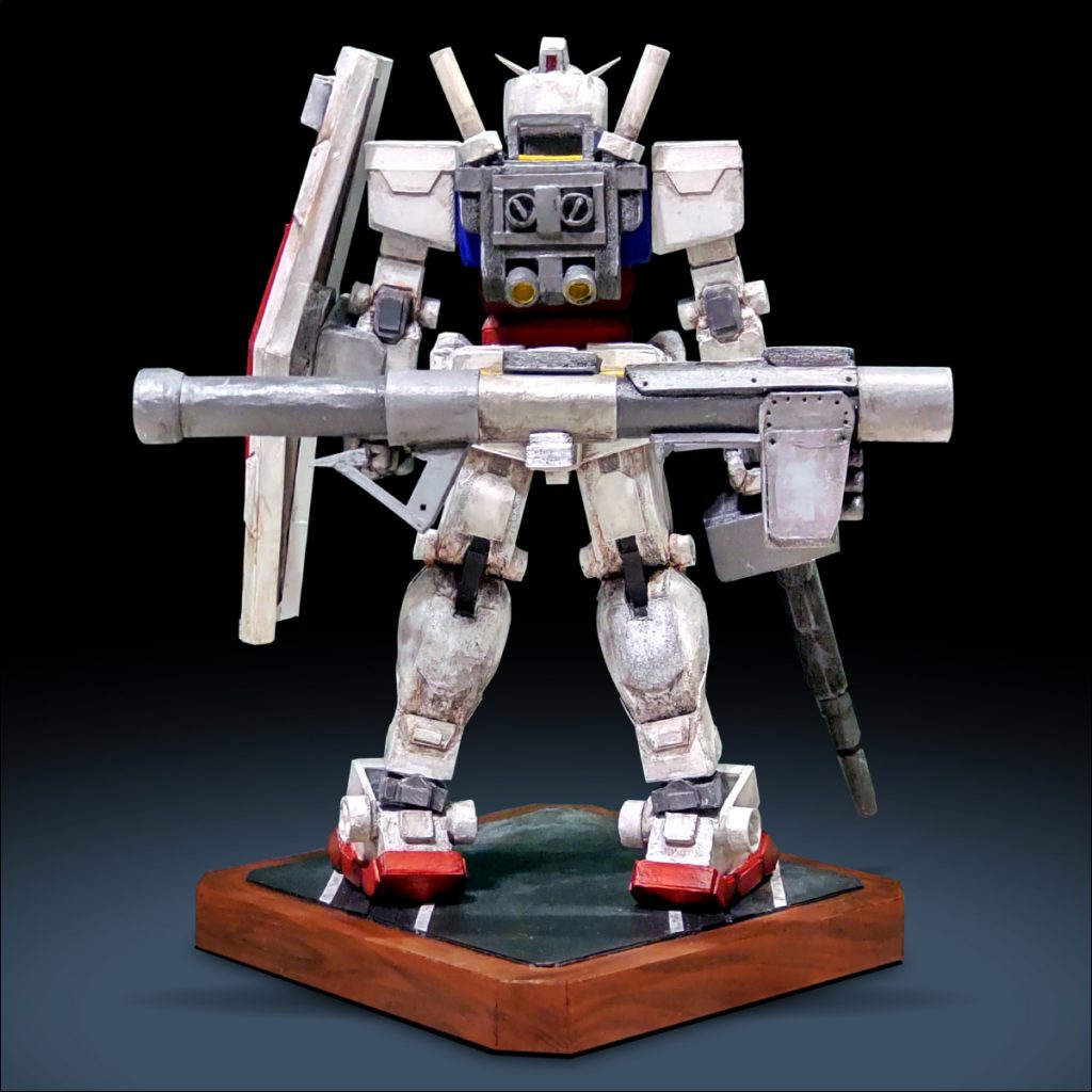 飾り台・背面ガチムチなガンダムを作ったつもりでしたが思うほどガチムチにはなりませんでしたね。頭部の作り直しやサイズ調整が厄介過ぎて最後は炊飯ジャーみたいな形に落ち着きました(?)。バルカンとヒゲは修正が怖くて今回省かせていただいております。各装備の脱着が可能でパーフェクトガンダムユニットを取り付けるためにランドセル(古い)と両腕も外せます。結局細かい部分などスチレンボードだけじゃどうにもならん!となり工作用紙や木箸など使うようになりました。接着で使う木工ボンドや色塗り用の筆ももちろん100均。まさかアクリル絵の具まで100円で買えるとは。基本的な色ばかりですが発色はとてもいいですよ!それにしても左右対称に作るのって難しいですねぇ・・・。