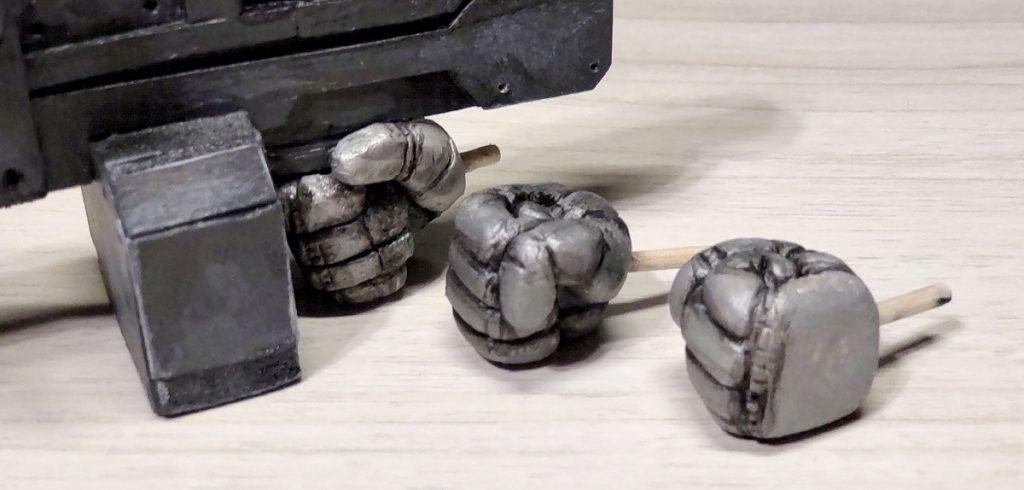 手は100均の石粉粘土紙粘土ほど繊維質ではないので多少細かい細工にも100均の石粉粘土はむいています(それでも毛羽立ちはあるのでヤスリ掛けは必要です)。何より中まで乾くのには結構時間がかかります。着色は本体同様、先ほども紹介したアクリル絵の具。何と、金色と銀色もあるのです!一応メタリックな感じにはなるので他の色と混ぜながら使っても調子が変わって面白いですね。