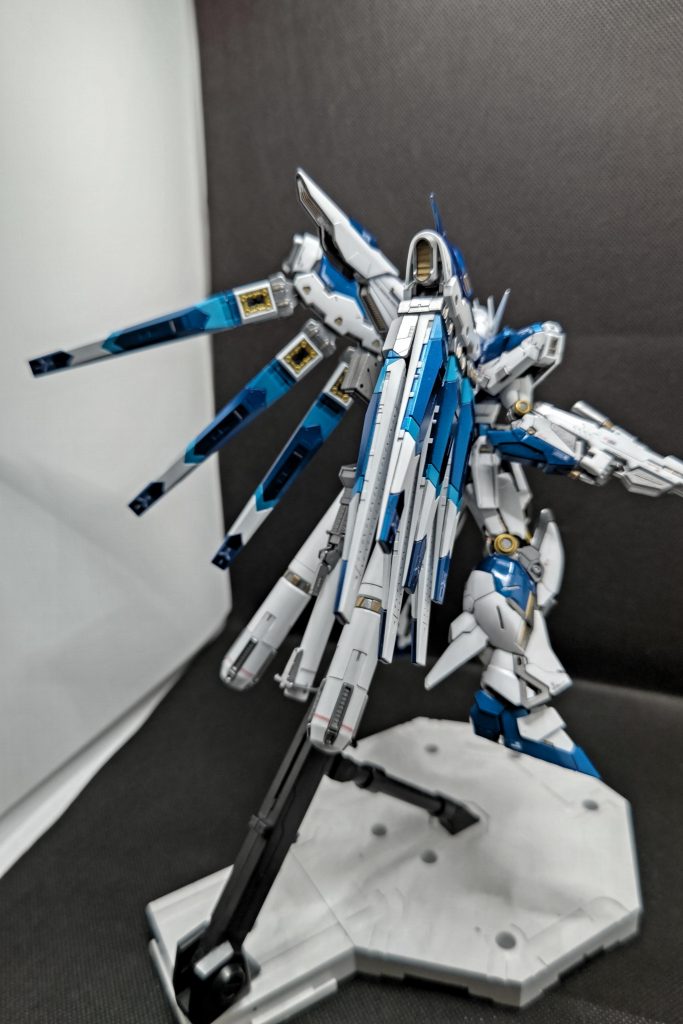 基本色は白にパール半光沢させメインの青は２色分けキャンディ塗装を行いメリハリ付けました実はプロペラントタンクスミ入れ時割れてしまい冷や汗ものでした