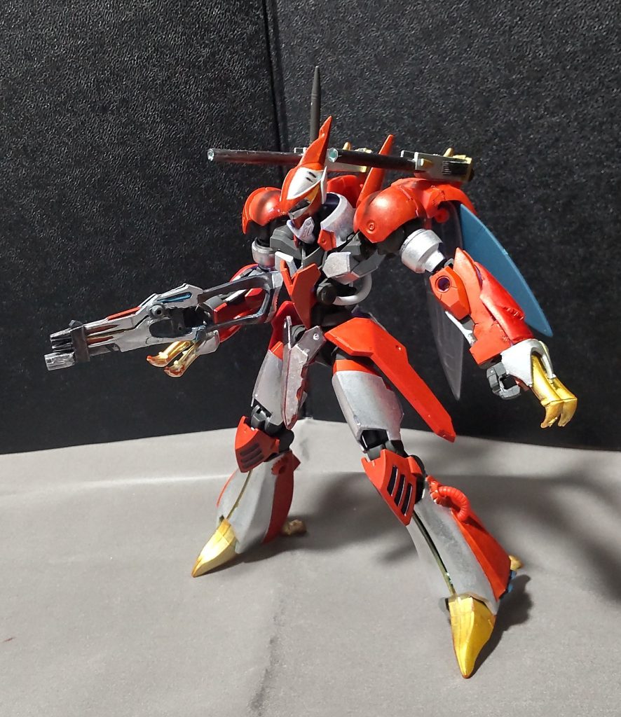 ○オーラキャノン&オーラソードライフル・オーラコンバーターに付いているオーラキャノンは可動するので、発射体制を取ることができます。※本当はレールに沿って砲身が移動するという機能だったのですが、断念しました。・オーラソードライフルは持ち手部分を別の形に交換しています。その代償として、右腕にしか持たせられません。