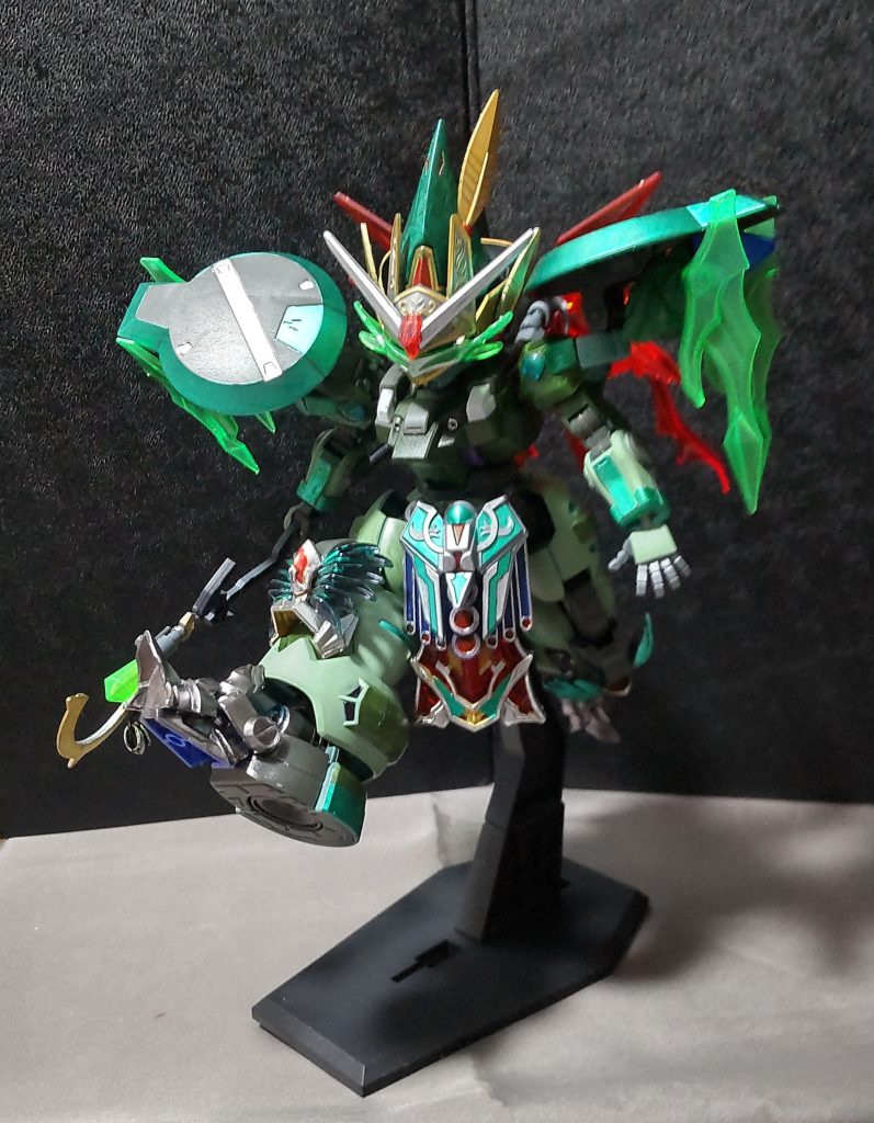 脚の可動域は損なわないようにしていますので、キックなどの肉弾戦は普通にできます。