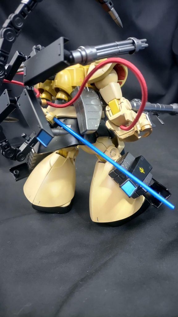 リアスカートに穴を空けて尾骨から伸びる感じで尻尾はつけてます。本来バックパックの間に付けるサーベルもここに取り付けて逆手で抜くイメージにしてあります。背負ものからコード伸びてるのがアクセント!