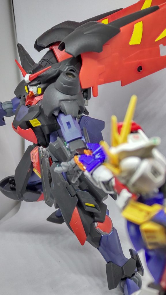 RGゴッドガンダムと。撮影ブースを購入しましたが、ちょっと小さすぎるかもしれない…。旧キットマスターの取説に記載のある色レシピで調色しましたが、塗って乾かしたらティターンズブルーみたいな色味になっちゃいましたね…難しいですね。ただ、ゴッドガンダムの青みに近い色なので、結果的には並べたときに統一感が出ていい感じになりました。