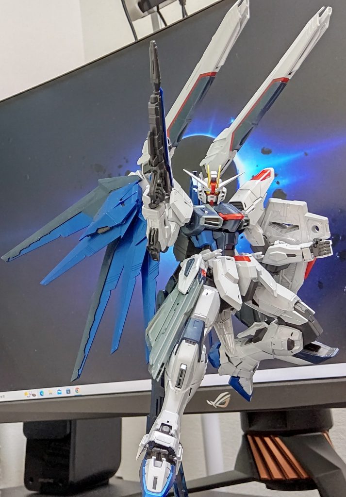 フリーダムは最初からイケメン機体だから色んなポージングさせても全部格好いいのズルいし最高です。大きな翼の躍動感が映えます