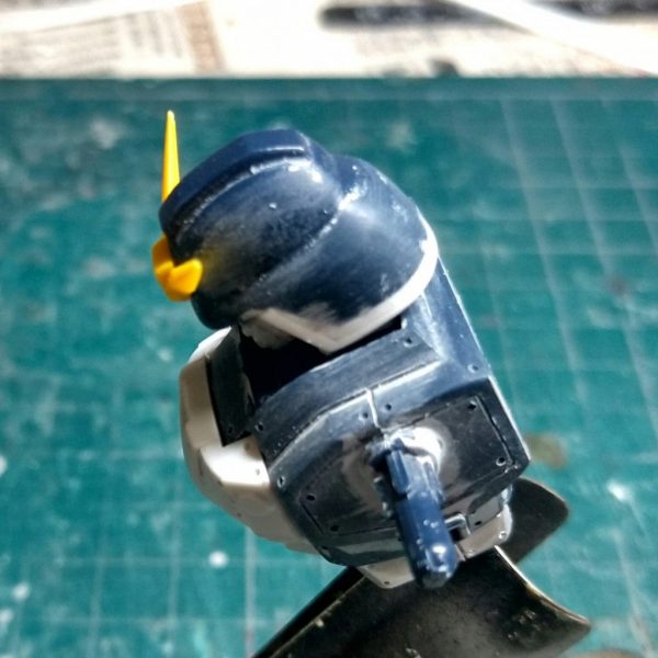 続いて一番の問題の頭部の加工です。ヘルメットをプラ材で大きくして顔の頬を削りました😊かなり小顔になりましたね😊（1枚目）