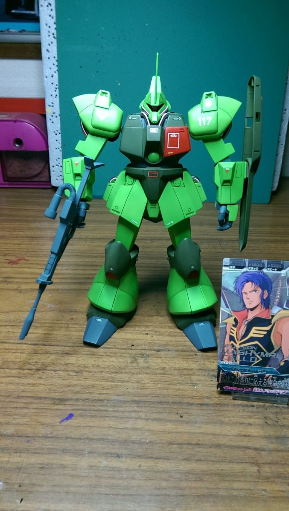 マシュマーの乗るモビルスーツはすべてコックピットハッチが赤いので、こいつもハッチを赤くしました！