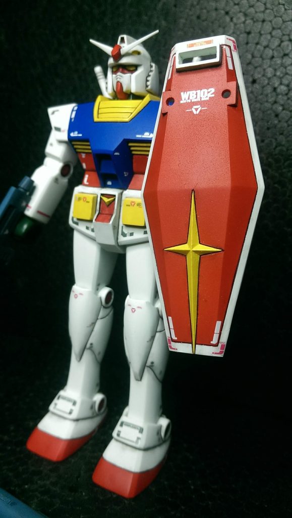 組み立てる時に接着剤でガンプラがベタベタのギトギトになった。指紋だらけ！ 