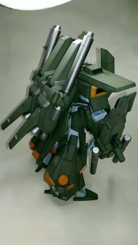 斜め後ろ姿です。