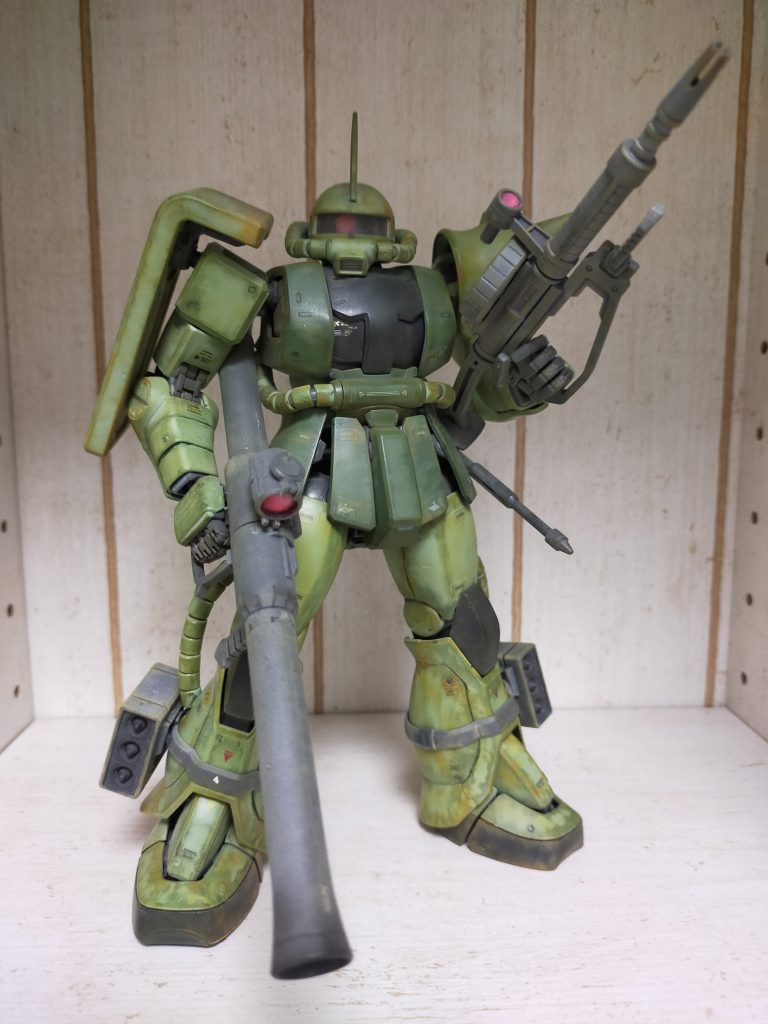 モノアイとスコープはガンダムマーカーのピンクで塗装しています。