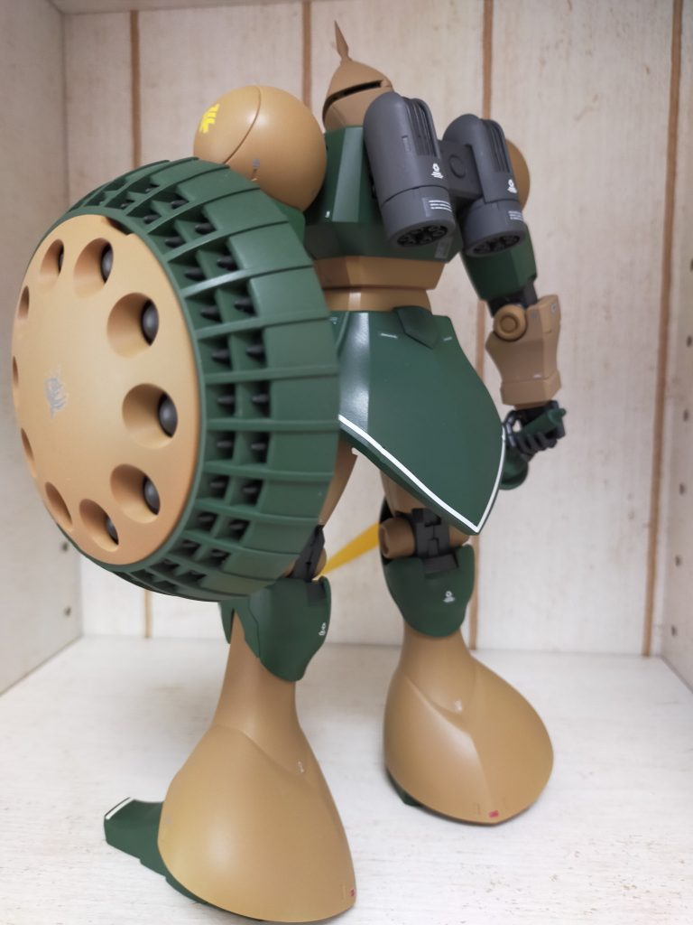 1/144 グフ(21stCENTURY REAL TYPE Ver.)」のカラーリングを参考に配色しました。