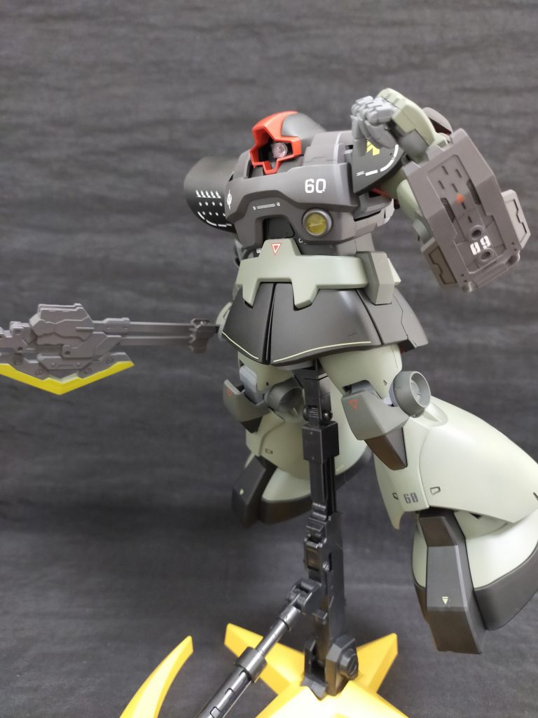 近接戦闘にも対応出来るよう、シールドとジャイアント・ヒート・ホークを装備しています。