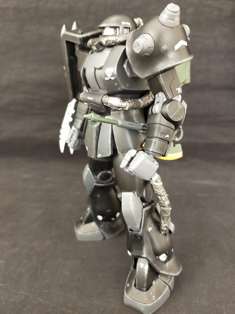 宇宙でのデブリ対策として、パイプの部分をカバーしている表現をアルミホイルで作成しました。