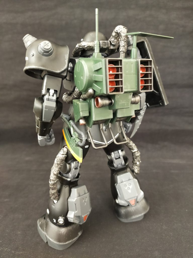 脚部には宇宙での動きやすさを重視し、増設スラスターを付けています。