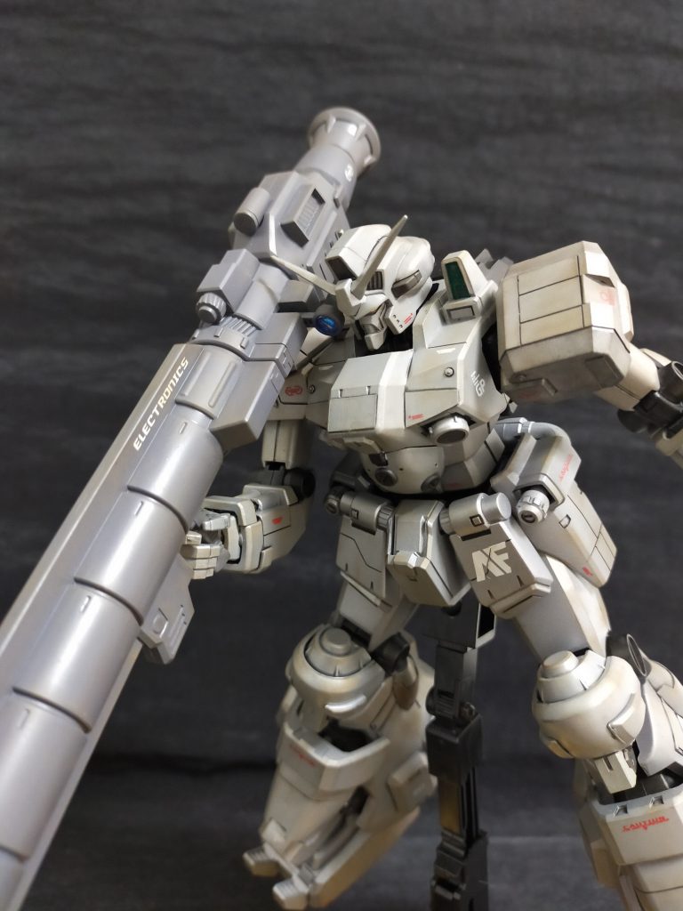 核を扱う事から、操縦を人ではなく機械にやらせようと考えられた上、自立稼働が可能となった機体に完成された。色が着いていないのは操縦者がいないからなのだという。