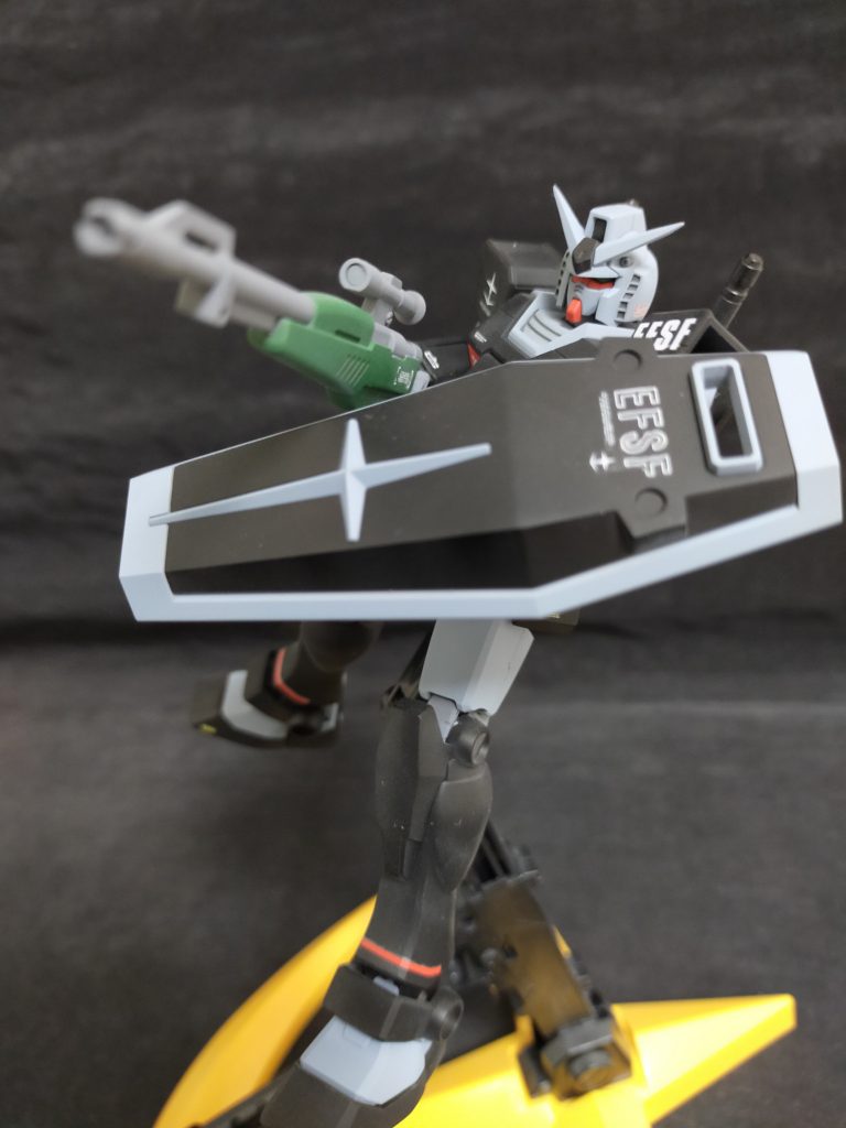 リドウォルフの操縦するジムスナイパーIIと同様の狙撃用ライフルとガンダム用ビームライフルを運用している。