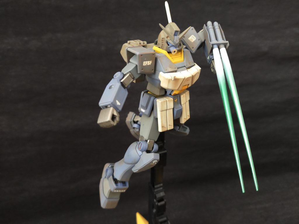 大量のエネルギーを有するため、バックパックと頭部に付けられたガスマスクのような部分から熱を排出している。