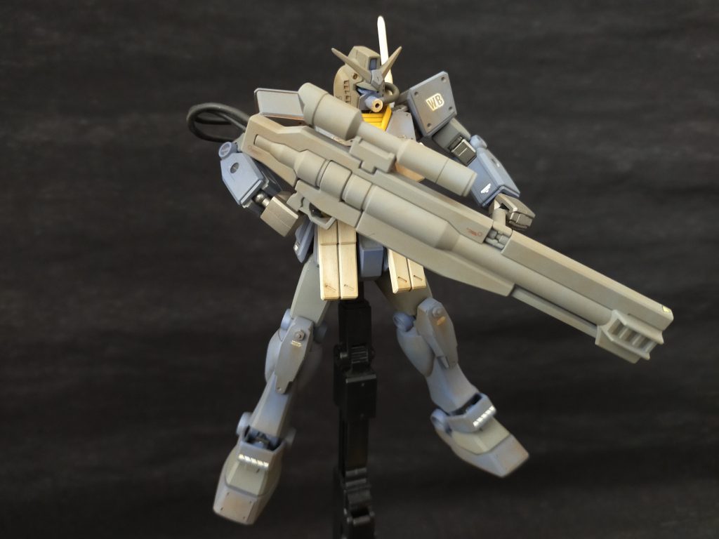 大型のビームライフルを運用し、バックパックからのエネルギーを集束させ放出する仕組みとなっている。