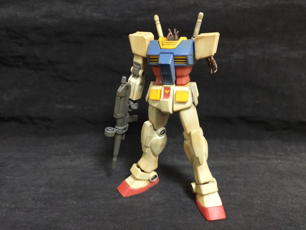 破損した部分はリアル感が出るように電子部品の配線で装飾しました。